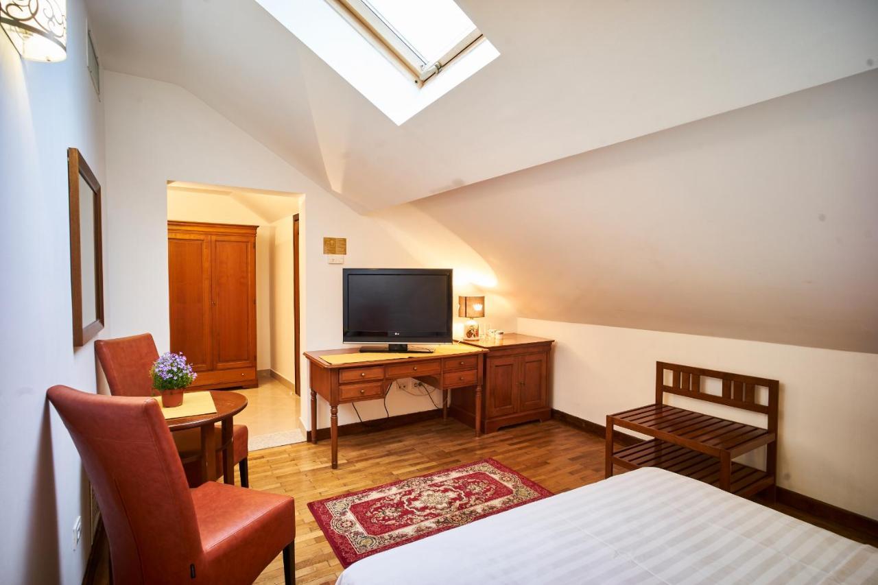 Cozy Attic Room V Bukarest Kültér fotó