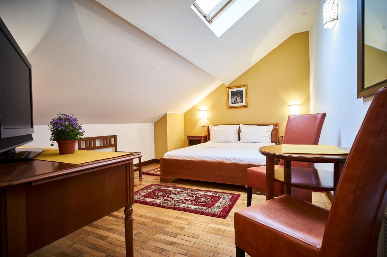 Cozy Attic Room V Bukarest Kültér fotó